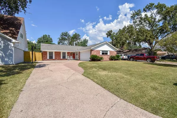 Discover Your Dream Home at 14319 Crosshaven Dr, Houston, TX 77015: A Perfect Blend of Space, Style, and Functionality