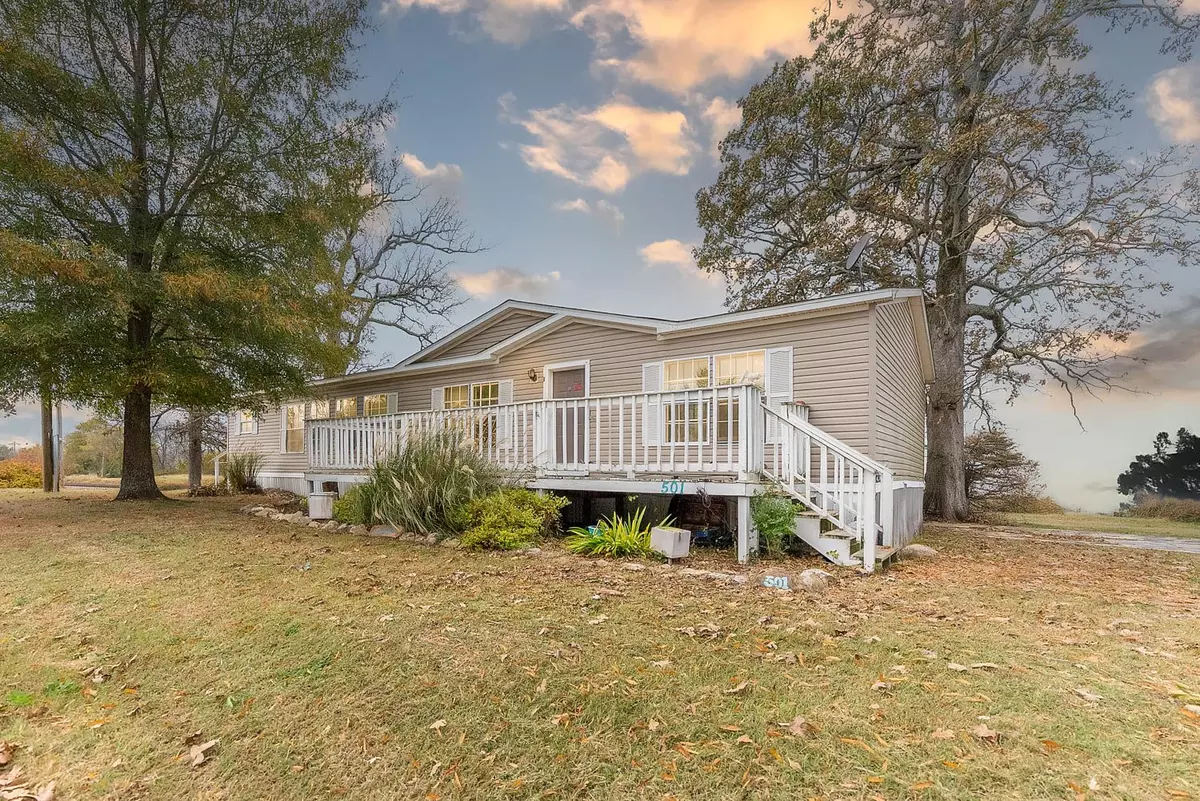 Home in Town in Koshkonong Missouri1