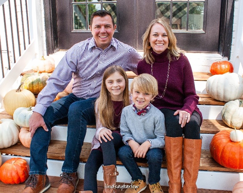 A family posing for a pictureDescription automatically generated with medium confidence