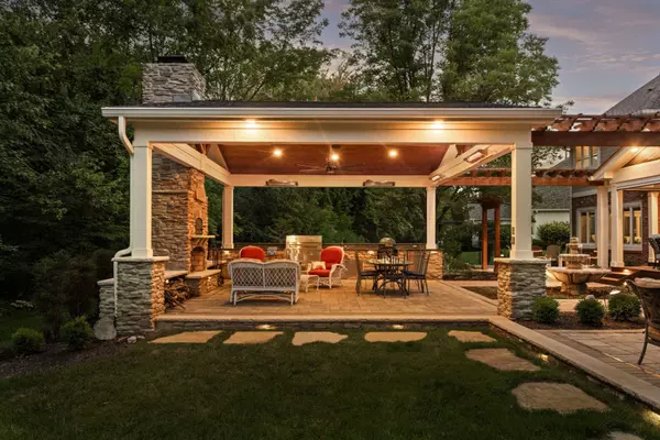 Lavish Outdoor Living: Designing Your Dream Space,Jake Stiles