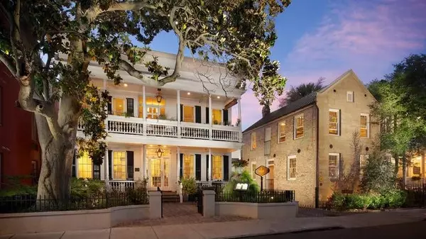 A Sip Through Time: Charleston's Oldest Bars - A Journey to Historic Haunts,Tara Bittl