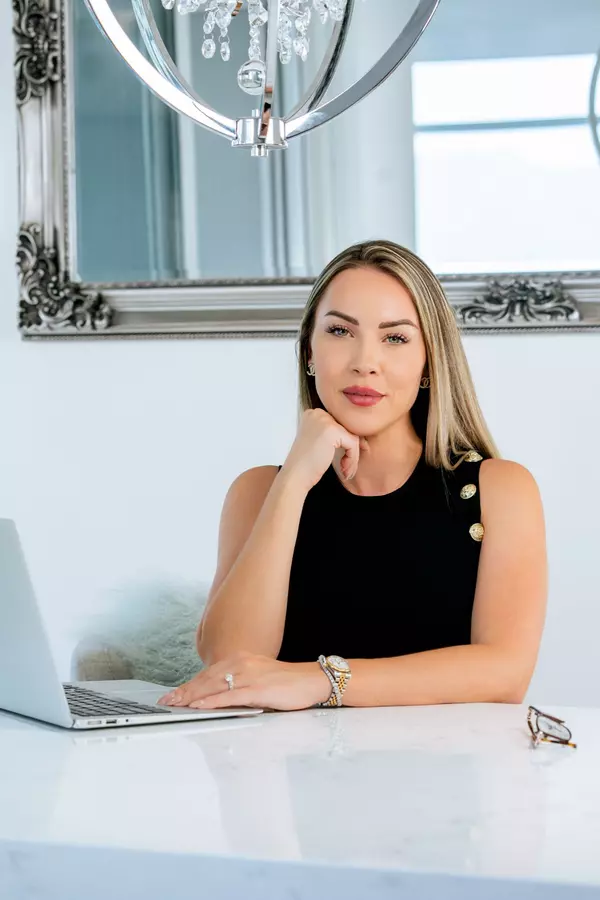 downtown vancouver realtor amanda helou