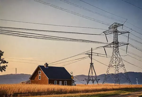 Homes under High Tension Power Lines,Joanna Lewkowicz