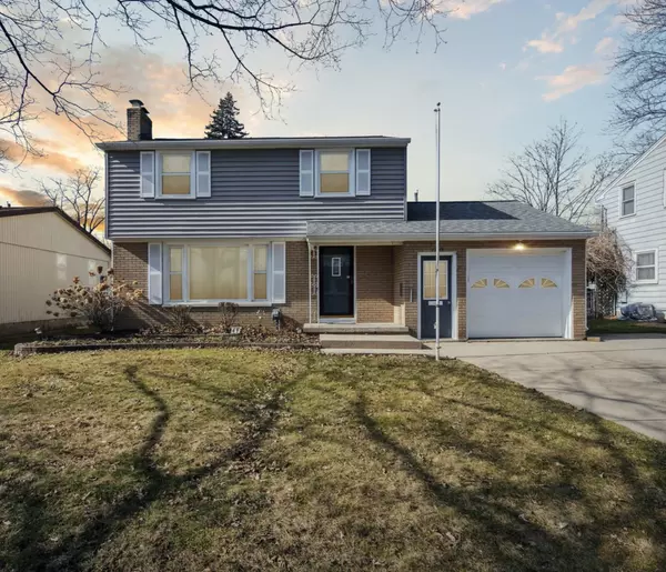 Charming 3-Bedroom Home in Lansing's Groesbeck Neighborhood: A Perfect Blend of Comfort and Functionality