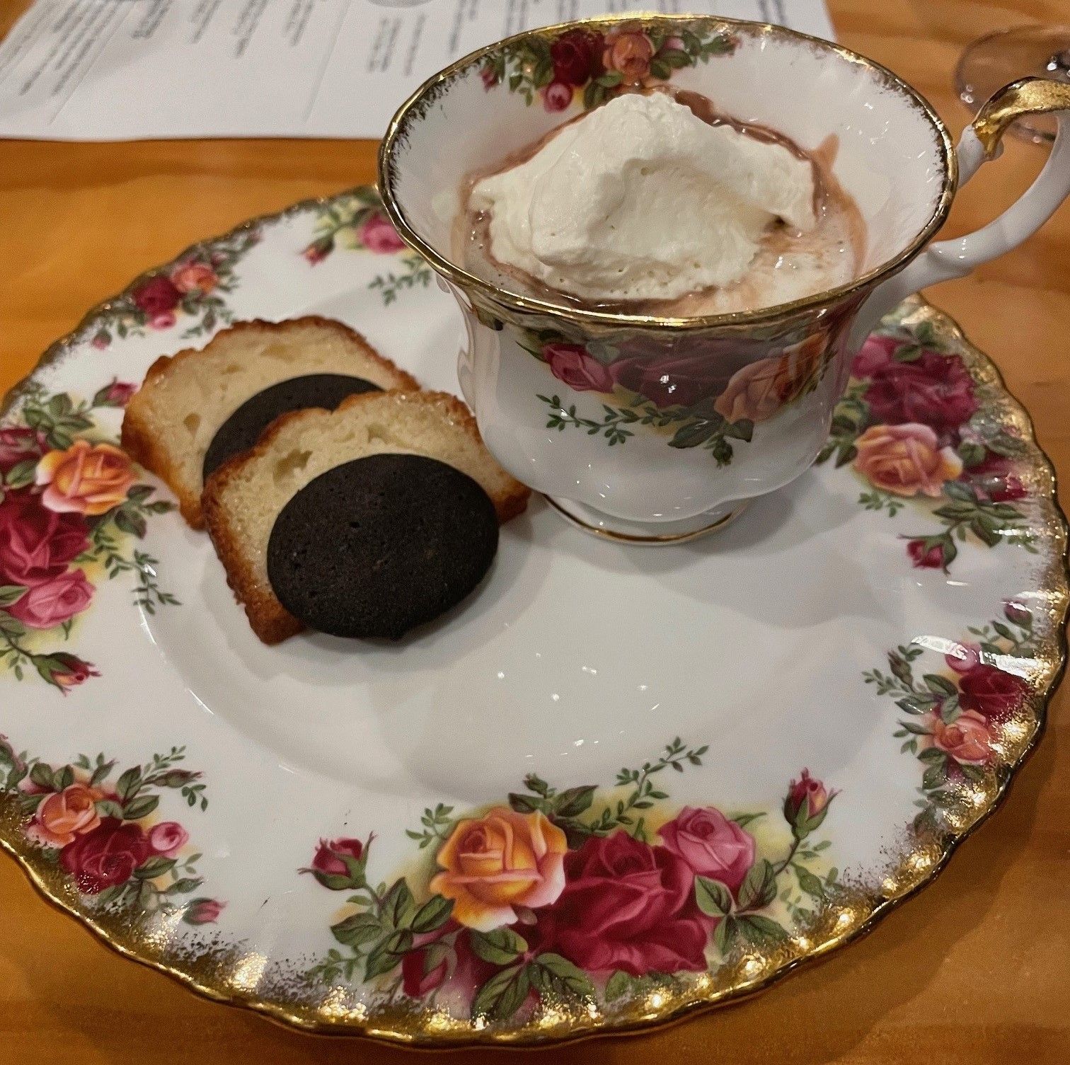Drinking chocolate with amaretto biscuits