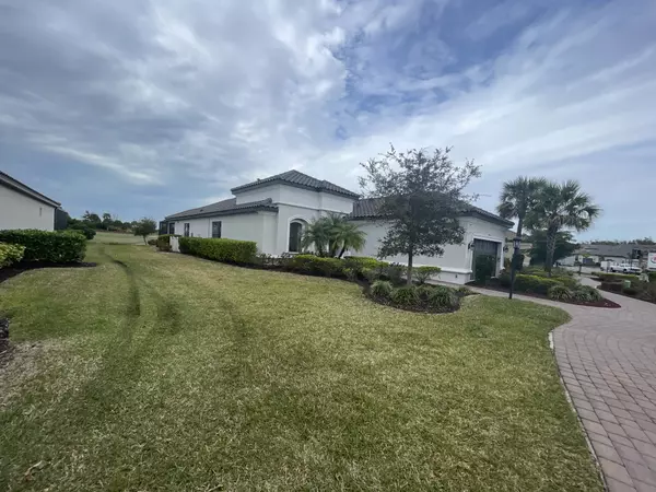 Embrace the Golden Years: A Comprehensive Guide to Retiring in Lakewood Ranch,Adam Miller