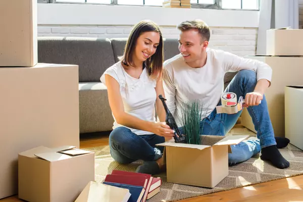 young-family-packing-their-things-boxes