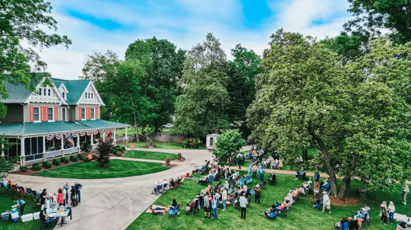 Nesting in Columbia: The Ultimate Guide to Family-Oriented Neighborhoods.,Chris O'Neal