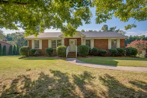 JUST LISTED! 6736 Forest Oak Drive, Clemmons, Southern Signature Properties