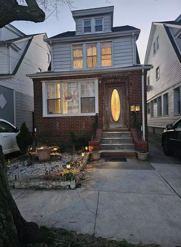 Ozone Park, NY 11417,137-22 96th Pl #1