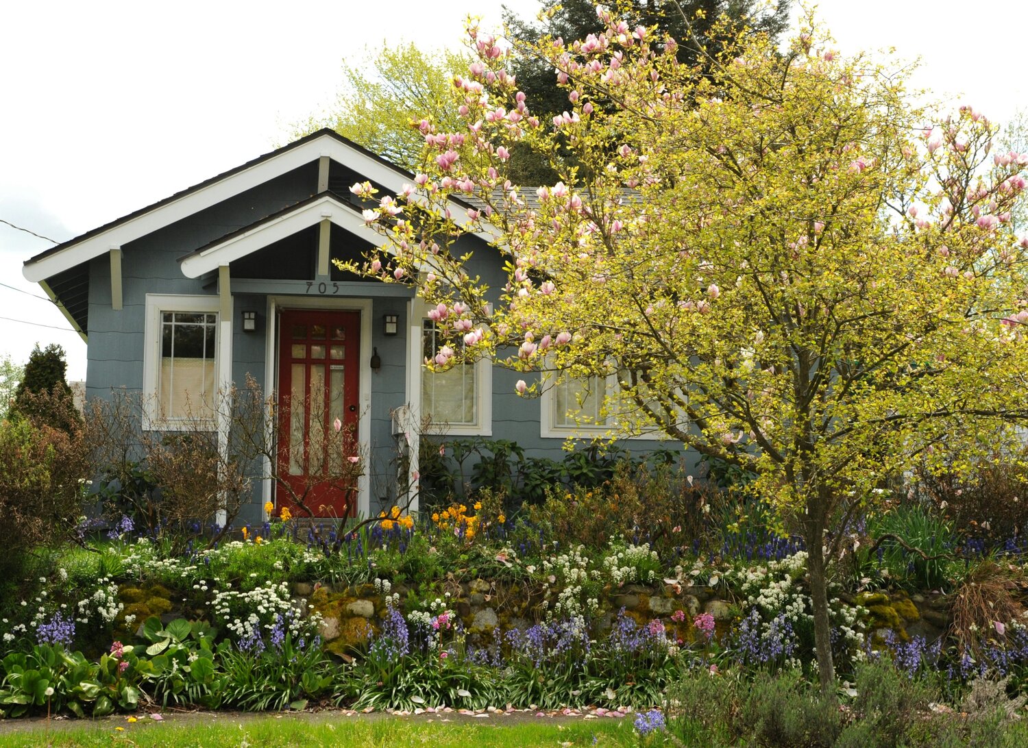 Weekly mortgage demand jumps again as interest rates fall just below 7%