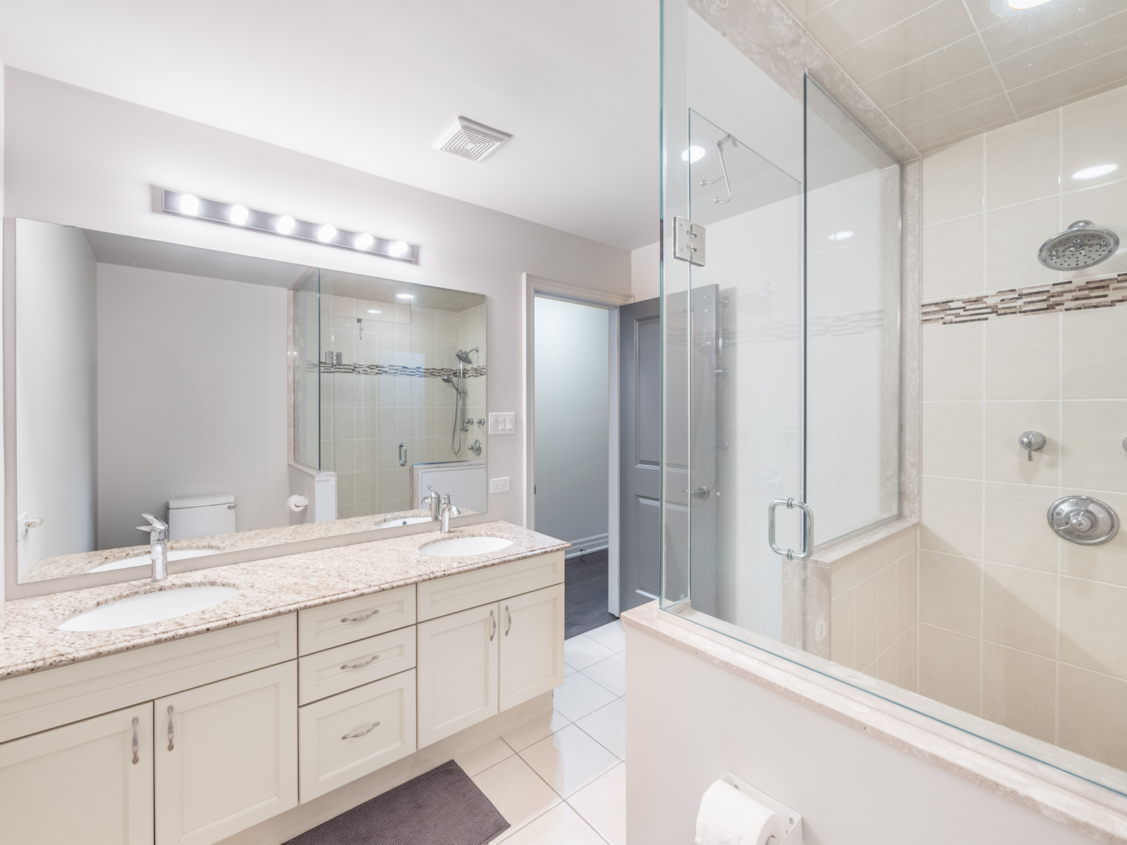 Primary En-Suite Bathroom
