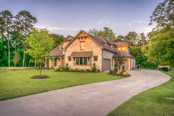 Navigating the Luxury Real Estate Market,Danielle Witte