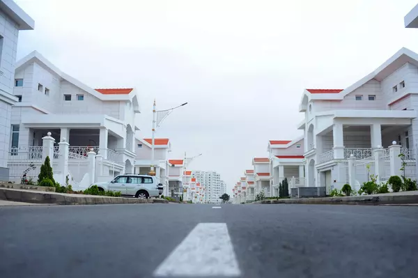Investing in Real Estate: Stocks vs. Properties,Danielle Witte