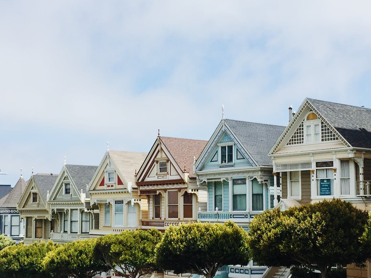 Houses that appear fairly similar forming a line