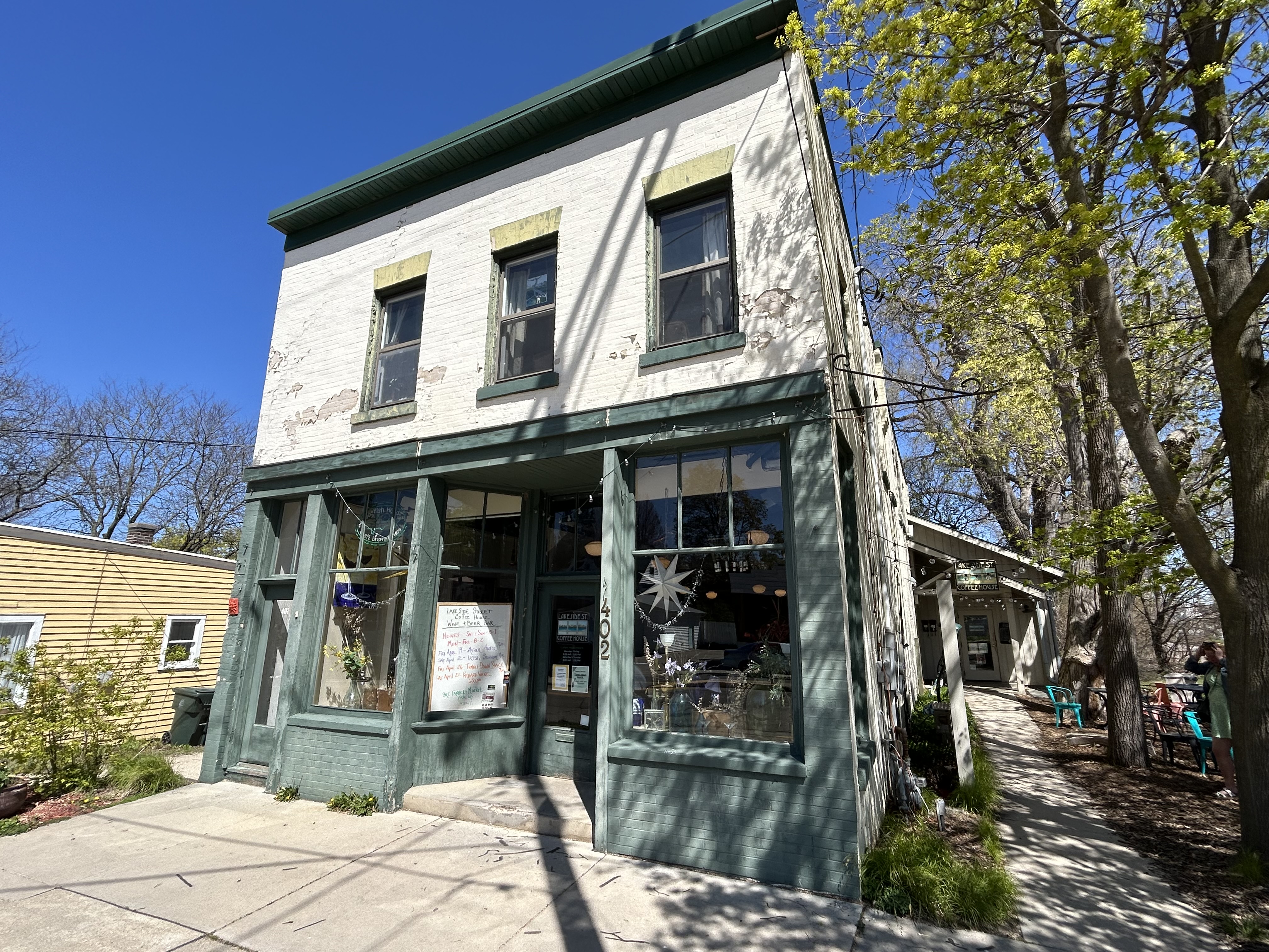 Lakeside coffee shop, Bay Creek neighborhood , the center of the neighborhood and the only coffee shop in Madison with lake views of the capital . 