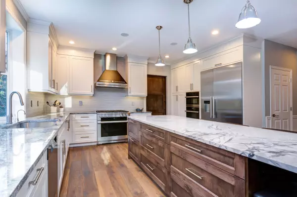 Beautiful white kitchen design (9)