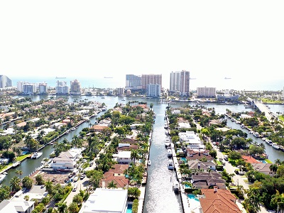 Tampa/Clear Water/ St. Petersburg Area highway extending towards the horizon, aspect ratio 3:2