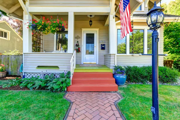 The Power of Curb Appeal: Enhancing Your Home's Exterior to Attract Buyers,Susan Gardner