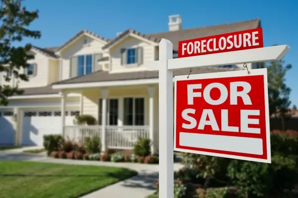 The Truth About: Foreclosures and Other Distressed Properties,Jenny Barthel