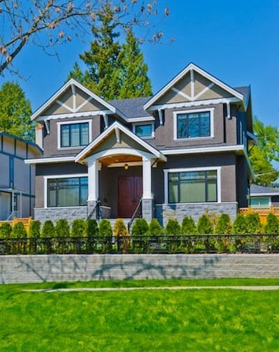 House in New Albany with lush greenery