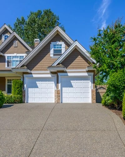 House in Hilliard with driveway leading to garage