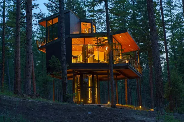 The Treetop Revolution: How Luxury Treehouse Mansions Are Redefining the Skyline,Bret Jenny