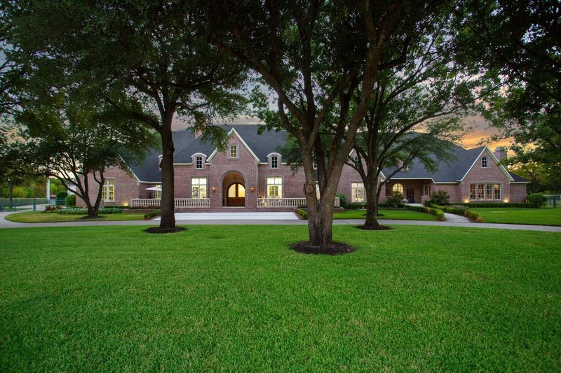 A Lavish 5-Acre Estate in the DFW Area Asking $6 Million Heads to Auction