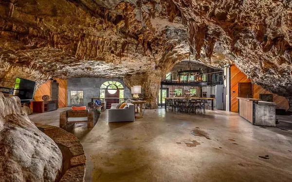Unearthed: The Hidden World of Luxury Cave Homes,Bret Jenny