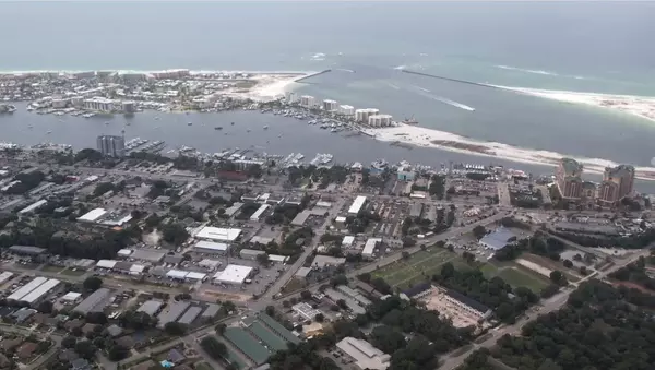 Sunsets and Seascapes: Coastal Living in Destin Florida,Tim Whittemore