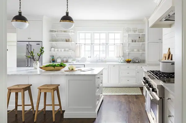 farmhouse-kitchen-with-pendants-64c7f6a77c56b