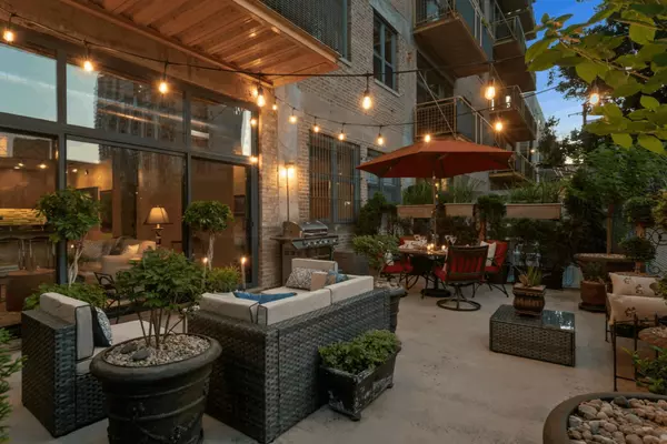 The Priceless Value of Outdoor Living: Embracing Chicago's Seasonal Beauty,Craig Hogan & Rudy Zavala