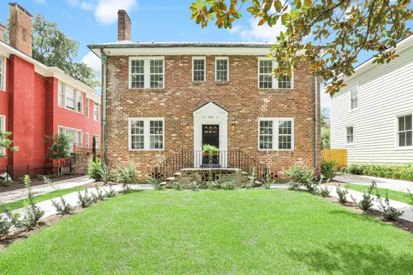 509 E Waldburg St, Savannah, GA 31401-6528
