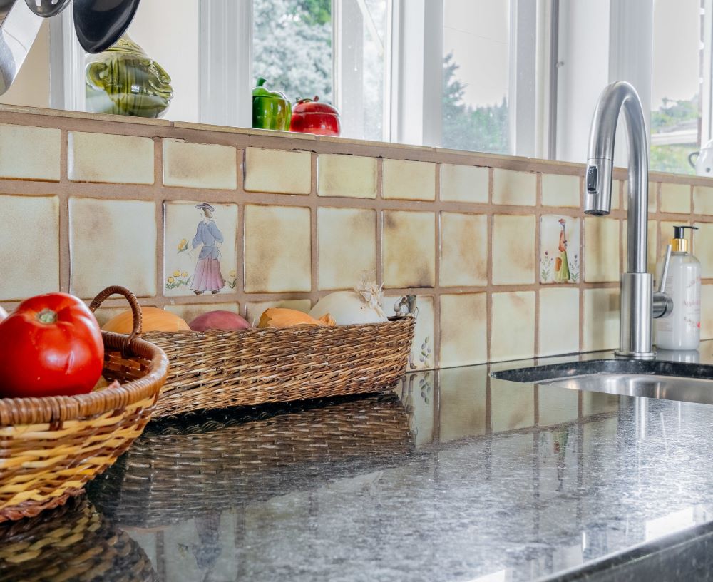 picture of tidy decluttered kitchen counter