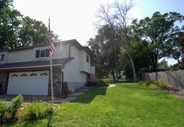 3BR/2BA Maplewood Twinhome w/Fenced Backyard,Chuck Carstensen