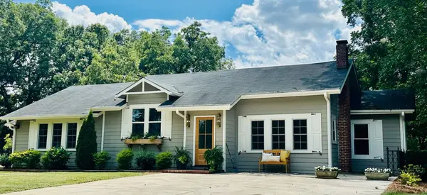 Fully-renovated gorgeous house in sought-after downtown Pendergrass, GA!,Dwight Joy