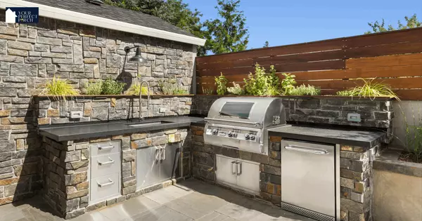 feature image of Transform Your Backyard with a DIY Outdoor Kitchen