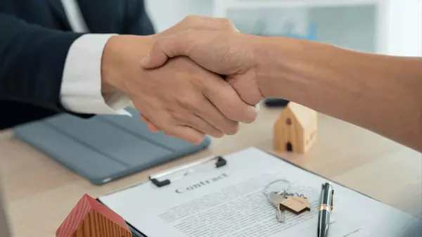 Hands shaking after signing contract. Why Sherwin Mamaradlo with Engel & Völkers Niagara is the Leasing Agent Niagara Trusts.