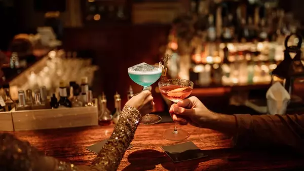 Explore the Windy City’s Best Bars – Where the Craft Cocktails Flow!,Roberto Montano