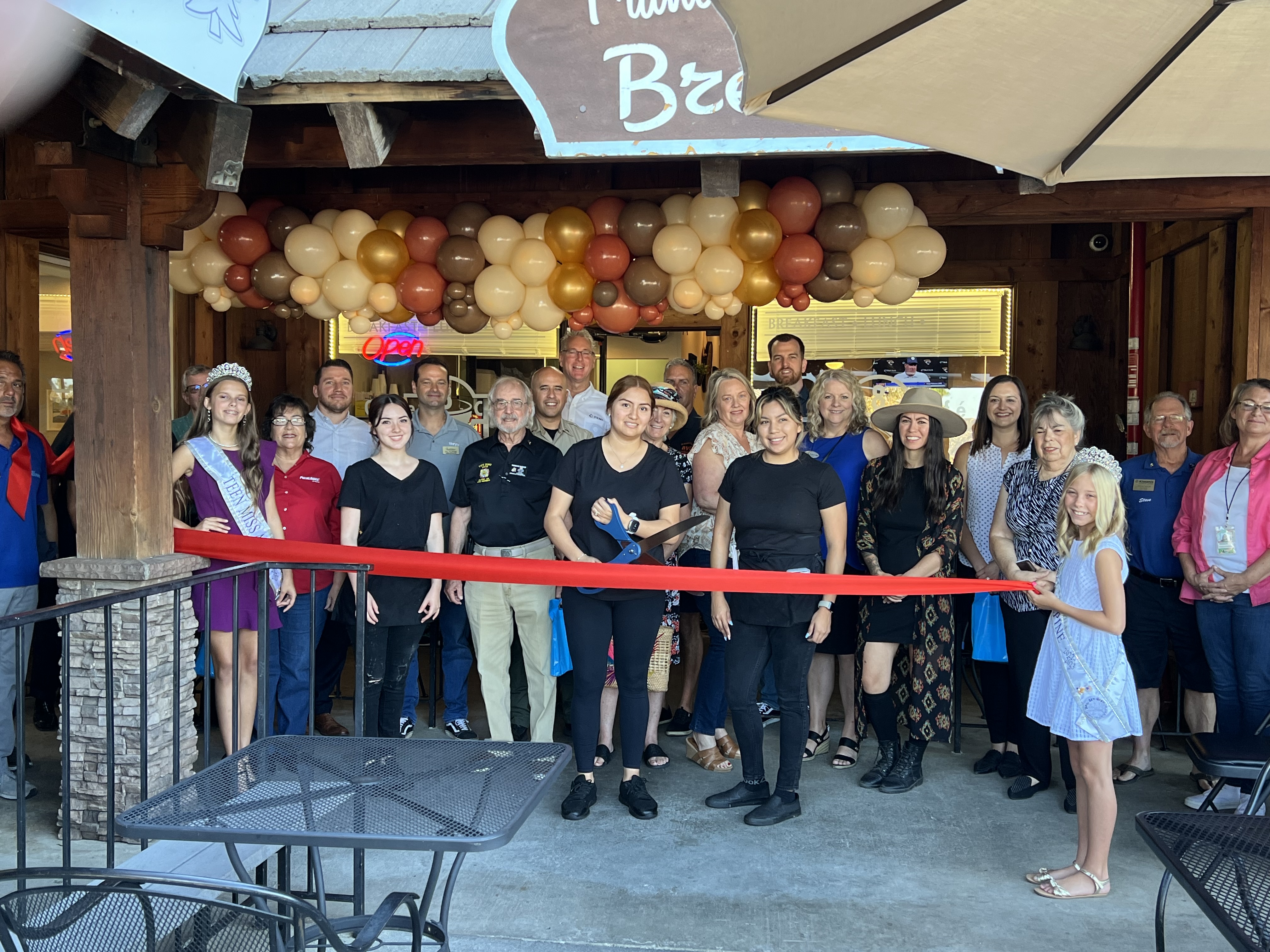 Off-The-8-Cafe-Alpine-Chamber-of-Commerce-Ribbion-Cutting