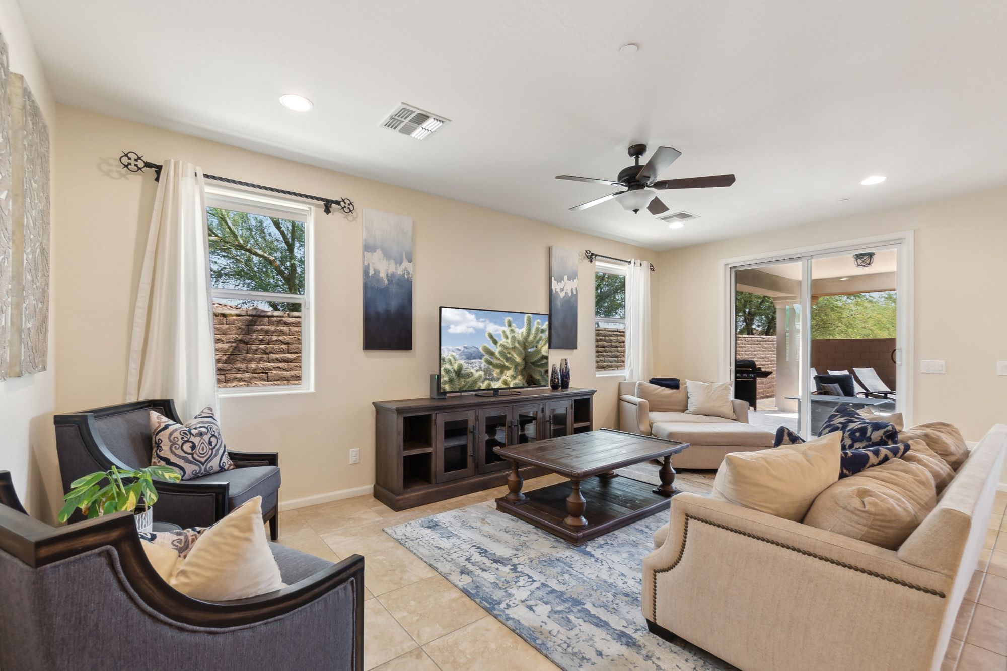 Spacious living room with an open floor plan, featuring a large great room, ample natural light, and a seamless connection to the gourmet kitchen in a well-maintained home in Vistancia, Peoria, AZ.