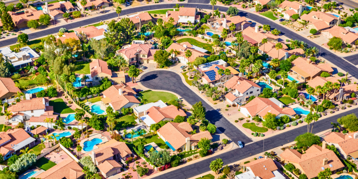 arial view of homes in arizona showing most that do not have solar panels on the roof