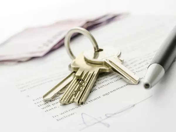 keys and real estate contract