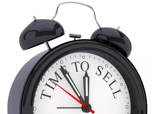 feature image of To Sell or Not to Sell: Navigating the  Real Estate Market with Expert Insight