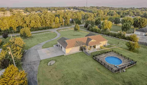 Why Buying a House with a Pool in Manhattan, Kansas: is it worth it?