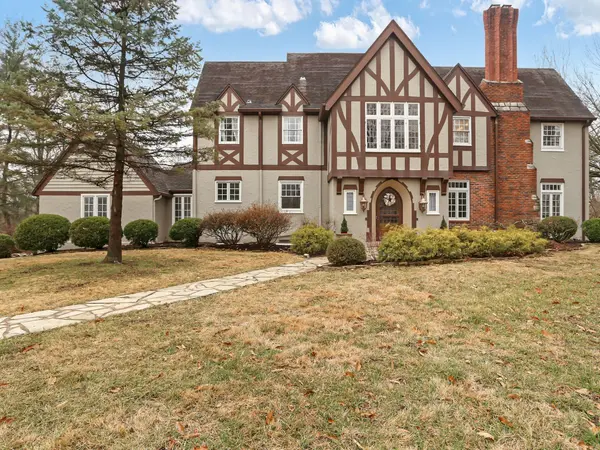 exterior of st louis home in the fall