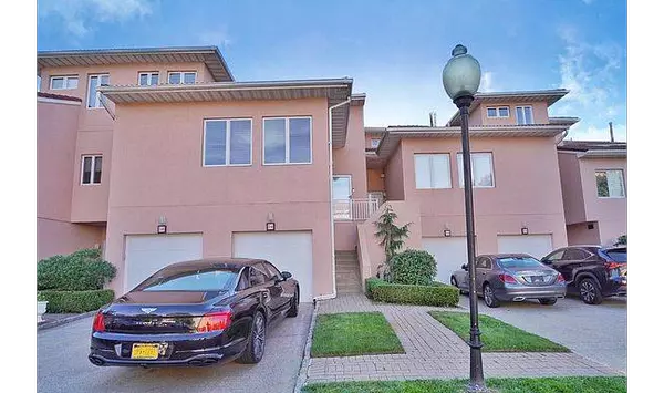 54 Harbour Ct, Staten Island, NY 10308-3365