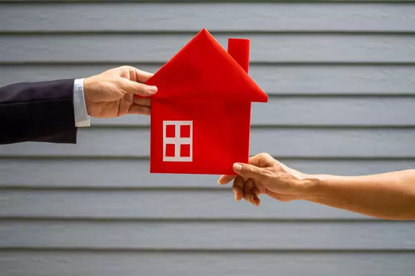 Buying and Selling Simultaneously: What to Expect,Lyndsey Johnson