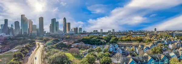 Why to Always Hire a Realtor that Uses Professional Marketing when Selling in Houston, TX,Aura Pou