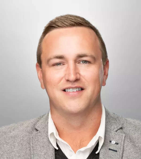 Hayden-Headshot-WebRes-2x3 copy